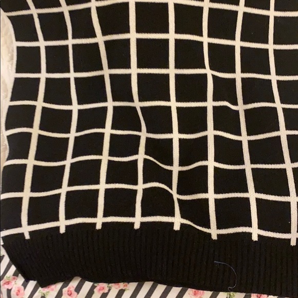 Blk and white scarf - Picture 1 of 2